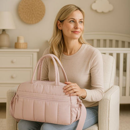 dame assis avec Sac a langer sur les genoux