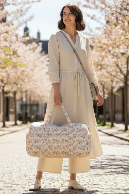 dame avec sac a langer bebe 