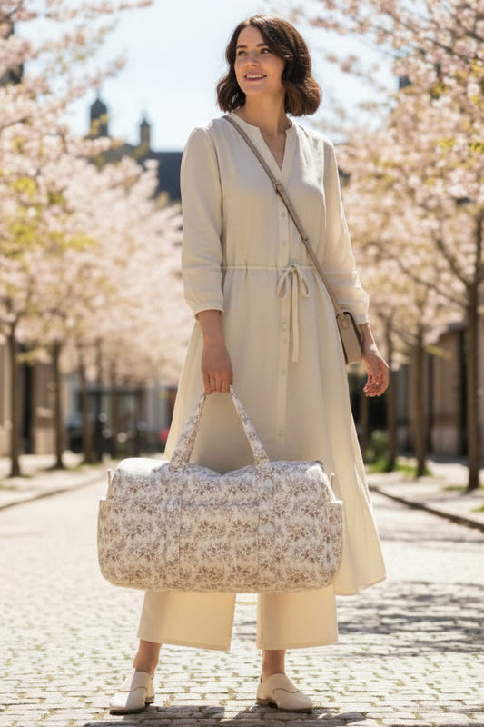 dame avec sac a langer bebe 