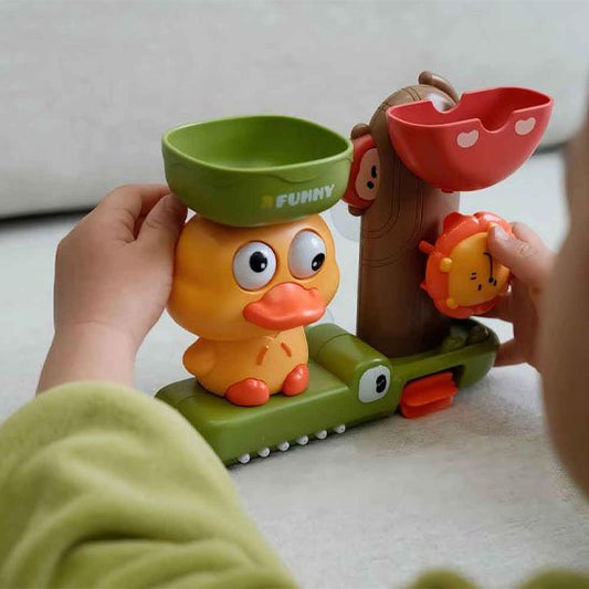 enfant joue avec Jouet baignoire bebe​ 
