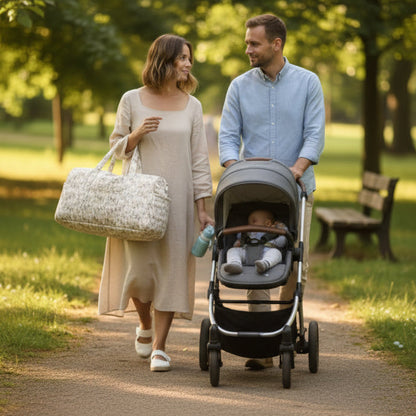 femme marche avec sac a langer bebe a coté de papa qui promène bebe 