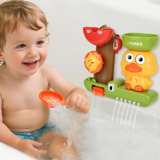 garcon dans le bain content de jouer avec la cuillère du Jouet baignoire bebe​ au mur