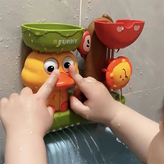jeune enfant joue avec Jouet baignoire bebe​ au mur