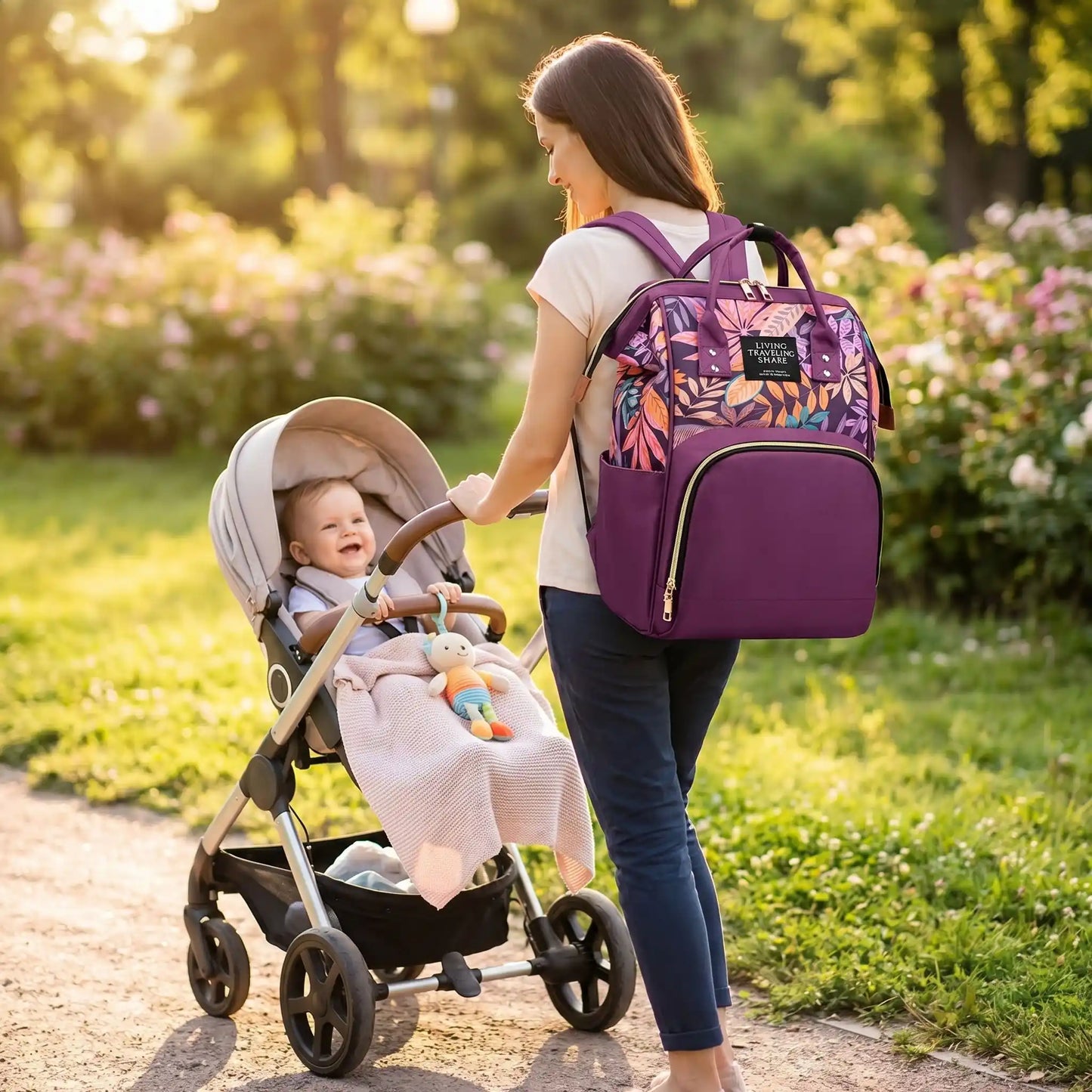 maman promène bebe avec son sac a dos a langer