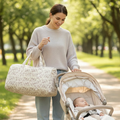 maman promène bebe poussette avec sac a langer bebe 