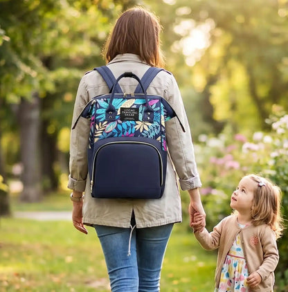 maman promene petite fille avec sac a dos a langer