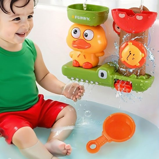 petit garcon dans le bain avec Jouet baignoire bebe​ accrocher au mur