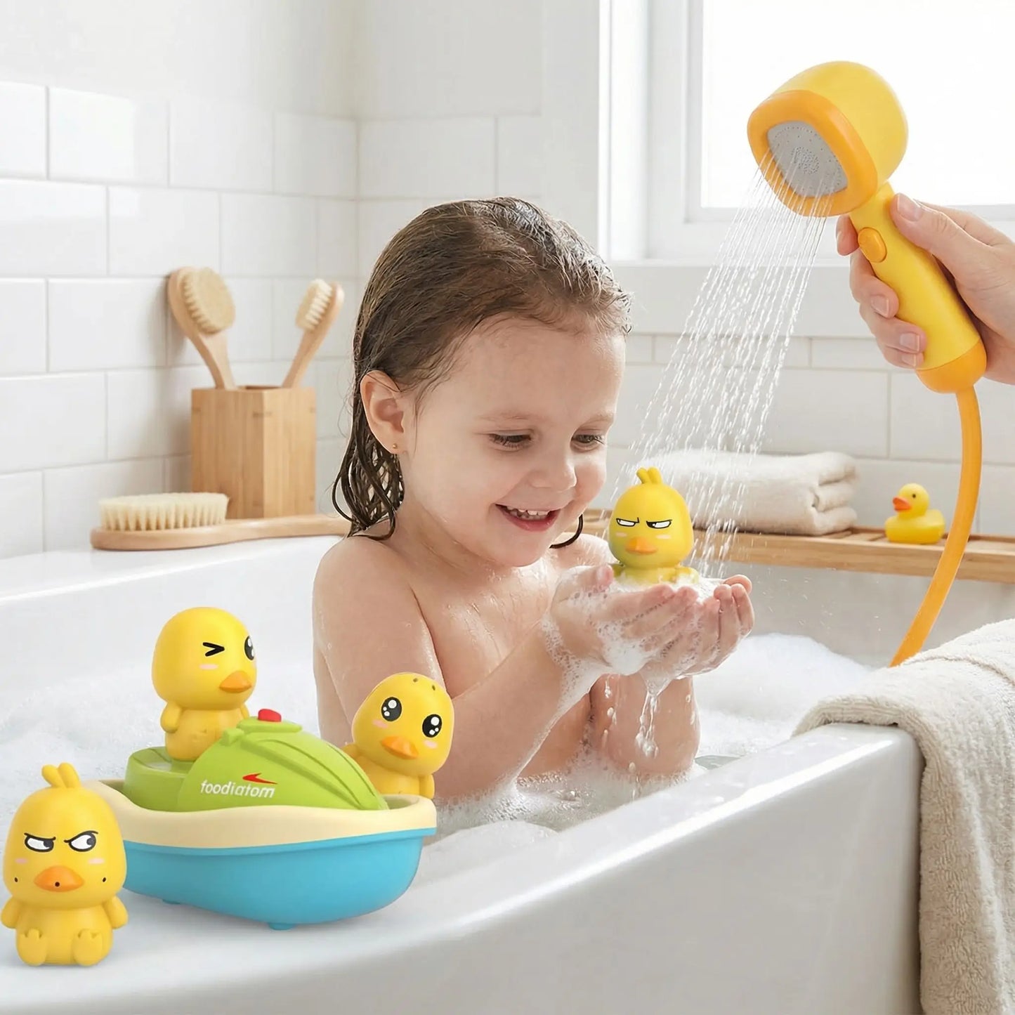 petite fille contente joue avec jouet baignoire pour bebe