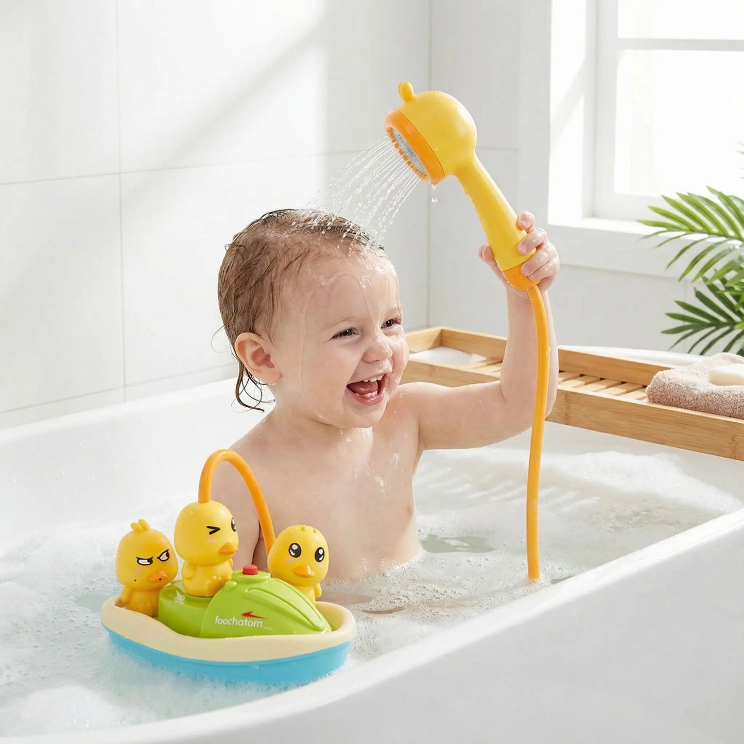 petite fille joue avec jouet baignoire pour bébé pomme douche