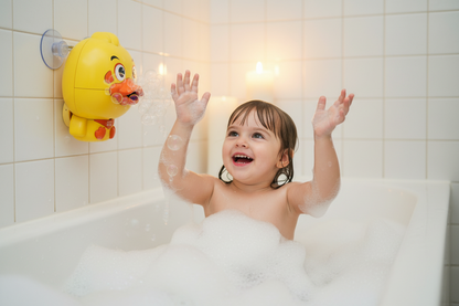 petite fille joue avec jouet de bain pour bebe au mur
